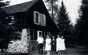Barbara and Morey with guests outside the old lodge